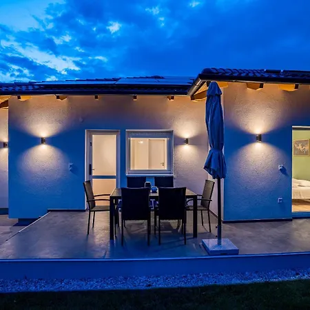 Balatonic Grape Apartmanhaz *