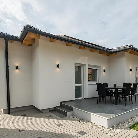 דירה Balatonic Grape Apartmanhaz שיופוק